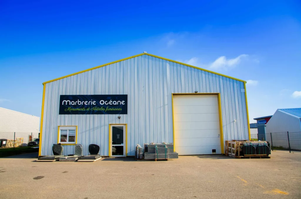 Hangar de la Marbrerie Océane présentant des monuments funéraires en extérieur