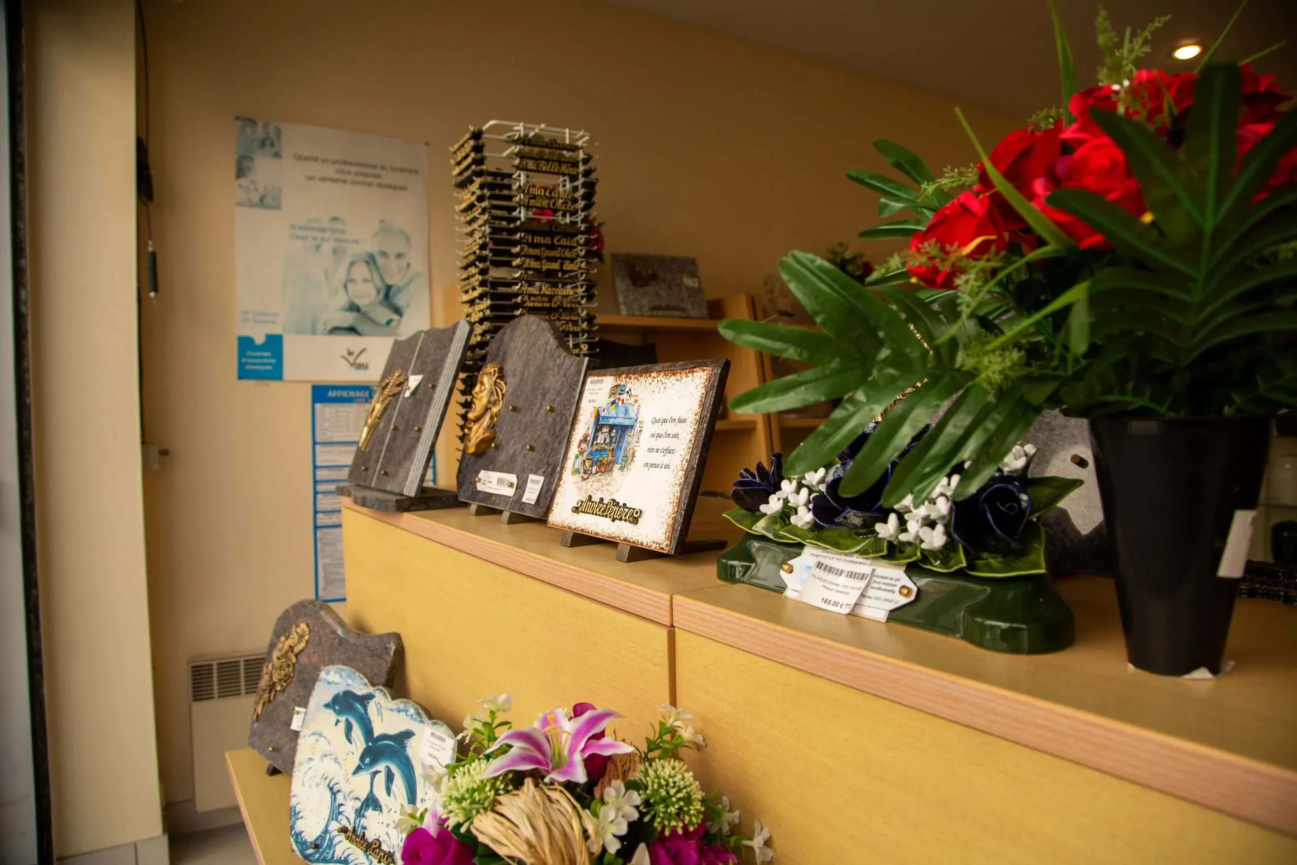 Exposition de plaques funéraires, ornements et compositions florales en magasin