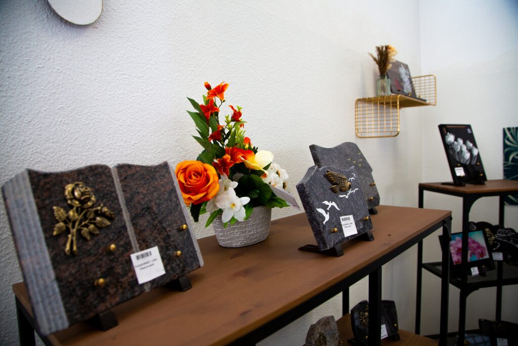 plaques et fleurs exposes en magasin